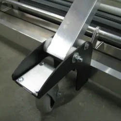 Roulette avant de 6" avec bande de roulement en caoutchouc thermoplastique et moyeu en polypropylène pour un fonctionnement souple et durable.