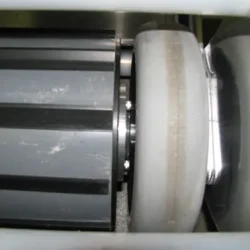 Vue de dessus du mécanisme d'entraînement. L'entraînement est complètement étanche et fonctionne comme un palier à sens unique. Lorsque la balayeuse est poussée vers l'avant, le tambour tourne vers l'avant ; lorsqu'elle est tirée vers l'arrière, le tambour "tourne en roue libre".