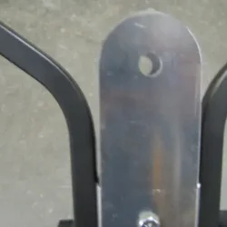 se transforme facilement en balayeuse magnétique tractée grâce à une simple connexion à la broche d'attelage.