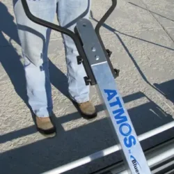 Les doubles poignées en acier assurent la solidité et une position de travail confortable.