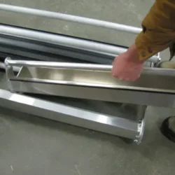 Les plateaux amovibles contiennent chacun 42 livres de grenaille d'acier.