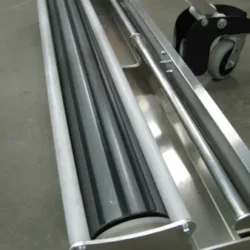 Les deux barres supérieures au-dessus du tambour magnétique : 1. protègent le tambour magnétique. 2. Sont des points d'appui pour 2 plateaux optionnels. 3. Fournissent un point de levage pour charger l'Atmos dans un camion.