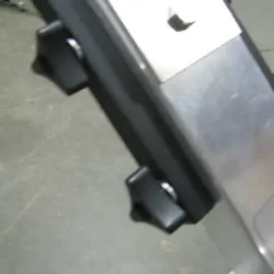 Pour convertir l'Atmos d'un balai magnétique à pousser en un balai à tracter et vice versa, il suffit de dévisser ces boutons et de retourner la poignée.