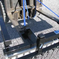 Las correas de sujeción azules suministradas fijan el Bluetang a las horquillas de la carretilla elevadora.