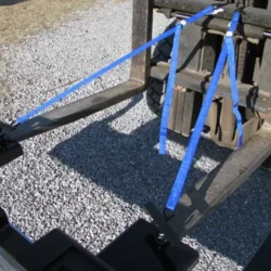 Las correas de sujeción azules suministradas fijan el Bluetang a las horquillas de la carretilla elevadora.