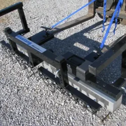 Una vez que la barredora magnética Bluetang se ha fijado a la carretilla elevadora y se ha elevado, los soportes se pueden voltear mientras se utiliza la barredora.