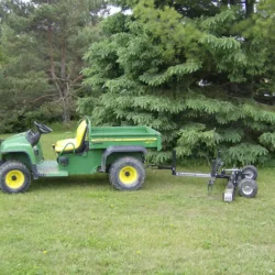 Le Rhino 60 est utilisé pour ramasser les débris au parc équestre de Caledon, en Ontario, au Canada.