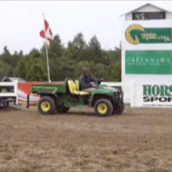 Le Rhino 60 est utilisé pour ramasser les débris au parc équestre de Caledon, en Ontario, au Canada.