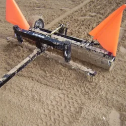 Râteau à débris utilisé sur le Rhino 60 pour ramasser des débris sur le chantier d'une prison dans le Wyoming, aux États-Unis.