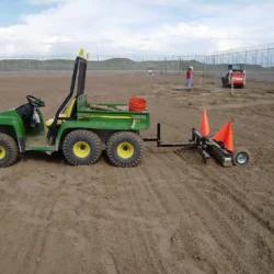 Râteau à débris utilisé sur le Rhino 60 pour ramasser des débris sur le chantier d'une prison dans le Wyoming, aux États-Unis.