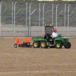 Râteau à débris utilisé sur le Rhino 60 pour ramasser des débris sur le chantier d'une prison dans le Wyoming, aux États-Unis.