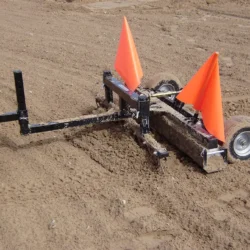 Râteau à débris utilisé sur le Rhino 60 pour ramasser des débris sur le chantier d'une prison dans le Wyoming, aux États-Unis.