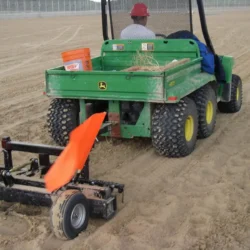 Râteau à débris utilisé sur le Rhino 60 pour ramasser des débris sur le chantier d'une prison dans le Wyoming, aux États-Unis.