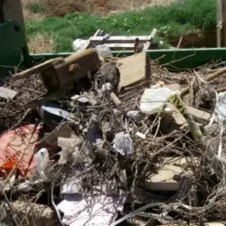 Amas de débris provenant d'un chantier de construction dans le Wyoming