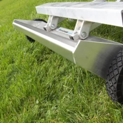 Le nez angulaire est conçu pour pousser plus facilement dans l'herbe