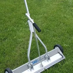 Debris Handle lifts magnet housing out of tray so that debris falls to the ground