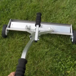 Roule facilement sur tous les terrains, y compris l'herbe