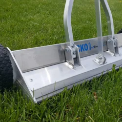 Soulever la poignée de dégagement des débris et le boîtier de l'aimant se sépare de la base du plateau.