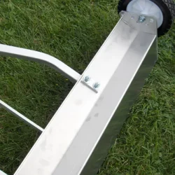 Conception enveloppante. Les débris s'accrochent autour de la balayeuse. Empêche les débris d'être balayés par l'herbe haute.