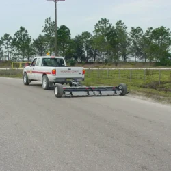 Pour transporter les balayeuses pivotantes vers le haut et hors du chemin afin d'augmenter le dégagement de la route.