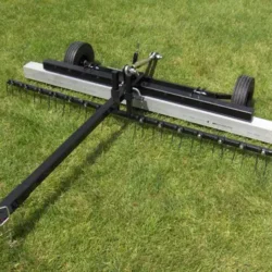 Le tracteur est illustré avec le râteau de déterrage des débris en option.