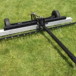 Le tracteur est illustré avec le râteau de déterrage des débris en option.