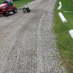 Hog utilisé avec le râteau à débris en option.