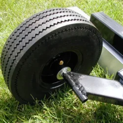 Pneus Carlisle de 10 pouces sur 3 pouces à l'épreuve des crevaisons, avec graisseurs de roulements pour une fiabilité sans faille.