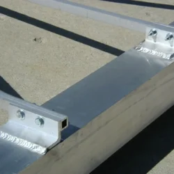 La conception du support maintient le boîtier magnétique en place