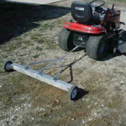 La balayeuse roule facilement sur l'herbe, le gravier, les zones sablonneuses et la chaussée.