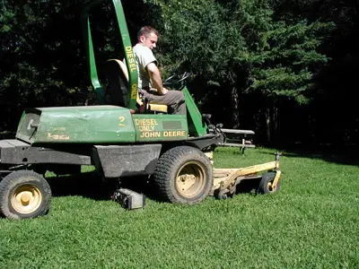 wrasse accrochant un balai magnétique à une tondeuse