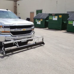 ISO monté à l'avant de la camionnette en position relevée.