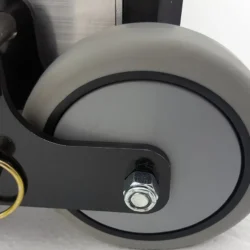 Roues en caoutchouc thermoplastique Dynatread de 5" avec moyeu en polypropylène et roulements à billes de 5/8 de pouce d'une capacité de 300 livres chacun.