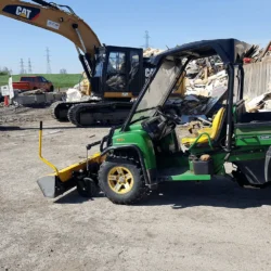 John Deere Gator avec balai magnétique Yak par Bluestreak Equipment