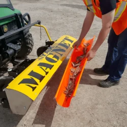 Porte-débris orange pour nettoyer l'aimant Yak
