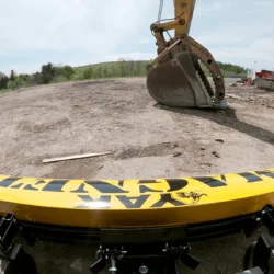 Balayeuse magnétique Yak montée à l'avant, vue de la cabine de l'UTV