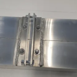 Espacio de media pulgada entre las piezas en forma de L del imán Gobie.