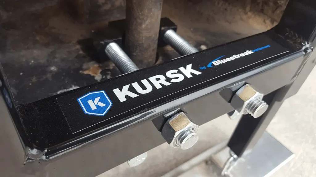 Bevestigingssysteem met pinhaak op de Bluestreak Kursk vorkheftruck magnetische veegmachine voor vorkheftrucks met penbevestiging.