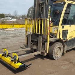 Barredora magnética para montacargas serie OBLAST de Bluestreak Equipment