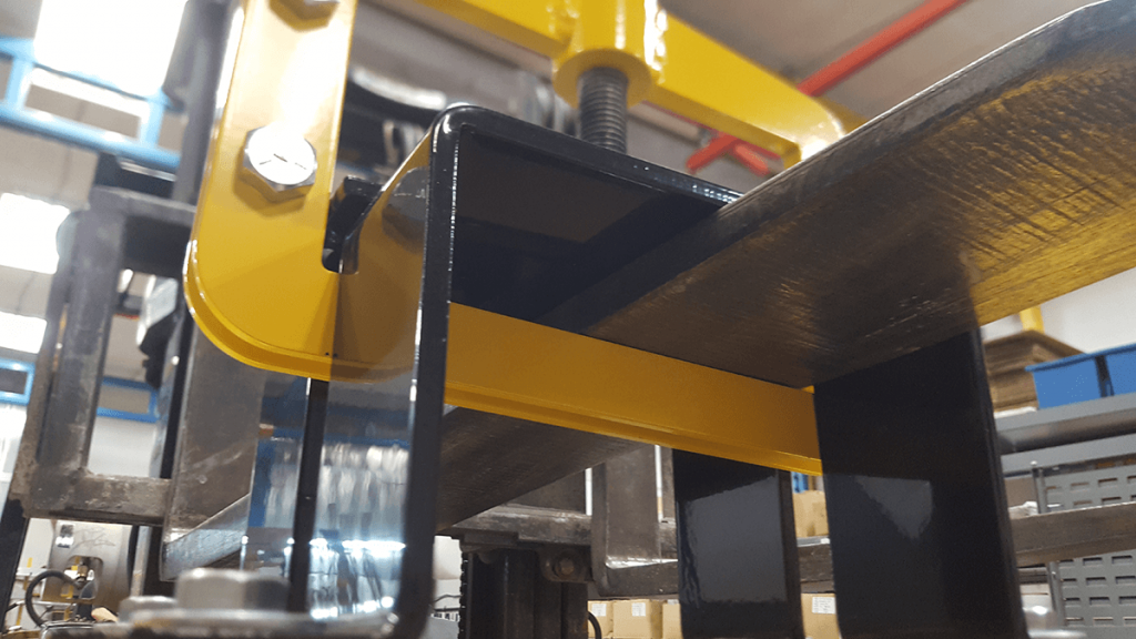 Large contact surface of forklift forks with fork pockets on OBLAST magnetic sweep