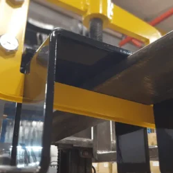 Gran superficie de contacto de las horquillas de la carretilla elevadora con los soportes para horquillas en el barrido con imán OBLAST.