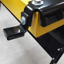 Un imán de tierras raras mantiene la bandeja de residuos de acero inoxidable en su lugar sobre un imán OBLAST.