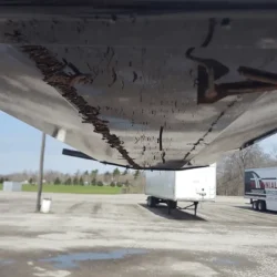 Bandeja de residuos redondeada en la parte inferior del imán para montacargas OBLAST para evitar daños si el imán golpea o raspa el suelo.