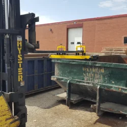 limpiar el imán para montacargas OBLAST sobre el contenedor de basura