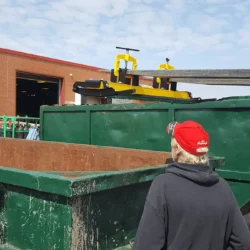 limpiar la barredora magnética OBLAST y desecharla en el contenedor de chatarra