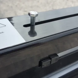 Perno conectado al bloque de contacto de límite para controlar la longitud de carrera del actuador en la barredora magnética Alpha.