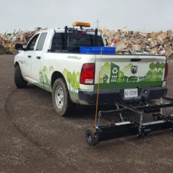 Barredora magnética colgante montada en el enganche trasero por Bluestreak Equipment.