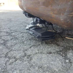 Gros plan sur la balayeuse magnétique suspendue Nomic