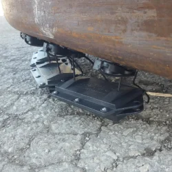 Gros plan de l'aimant suspendu Nomic