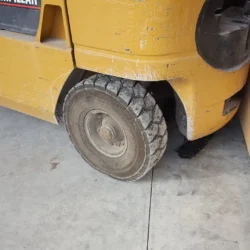 L'aimant de suspension NOMIC ne dépasse pas de l'arrière du chariot élévateur.